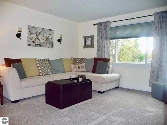 3rd image of 6171 Hollyberry Ln