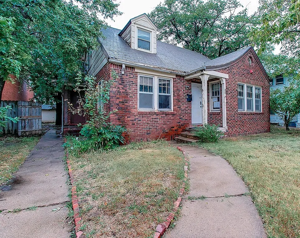 205 N Mathewson Ave — Photo 2