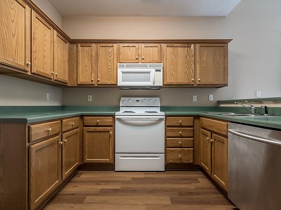 4th image of 609 Ashley Glen Cir W