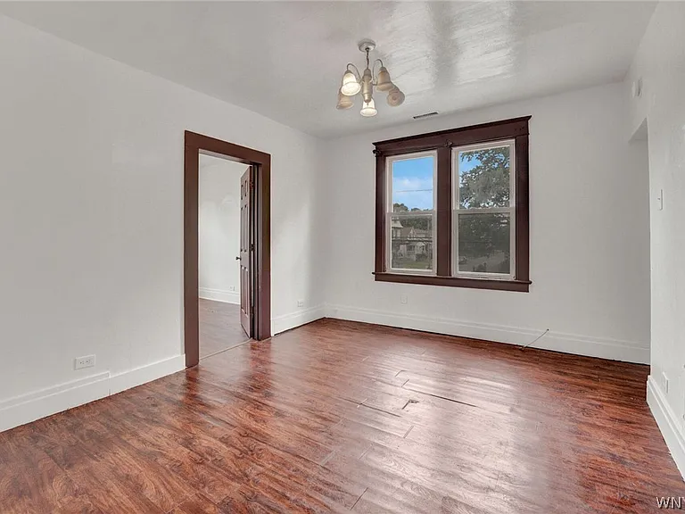 214 Ludington St — Photo 4
