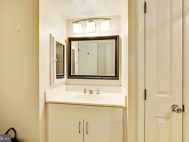 601 Pennsylvania Ave NW #211 — Photo 17