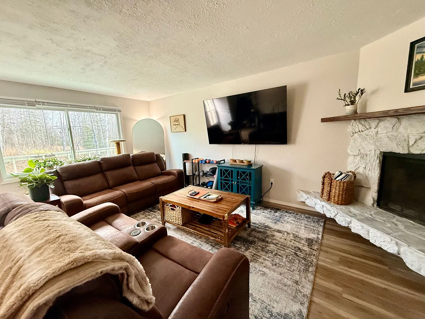 Beautifully updated 3 bedroom townhouse style condo with garage! Great location, close to ameniti... — Photo 2