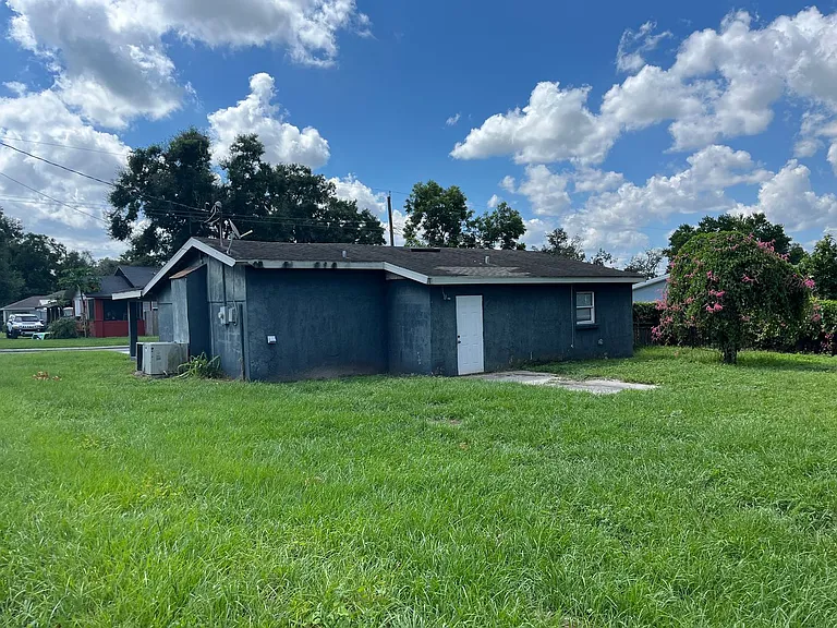 1301 W Walnut St — Photo 12