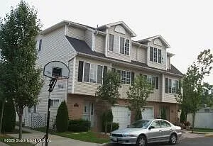 40 Hemlock Ln