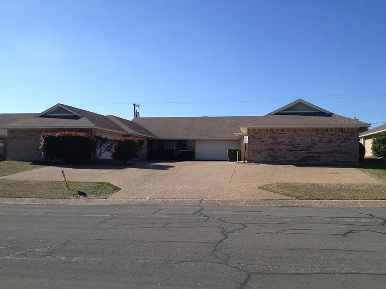 1513 Breezy Dr — Photo 1