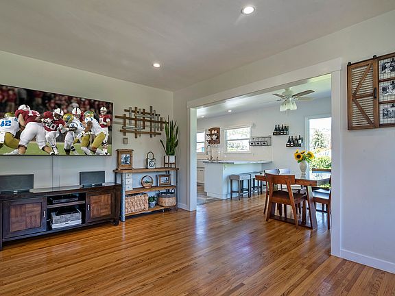 3rd image of 221 Romaine Dr