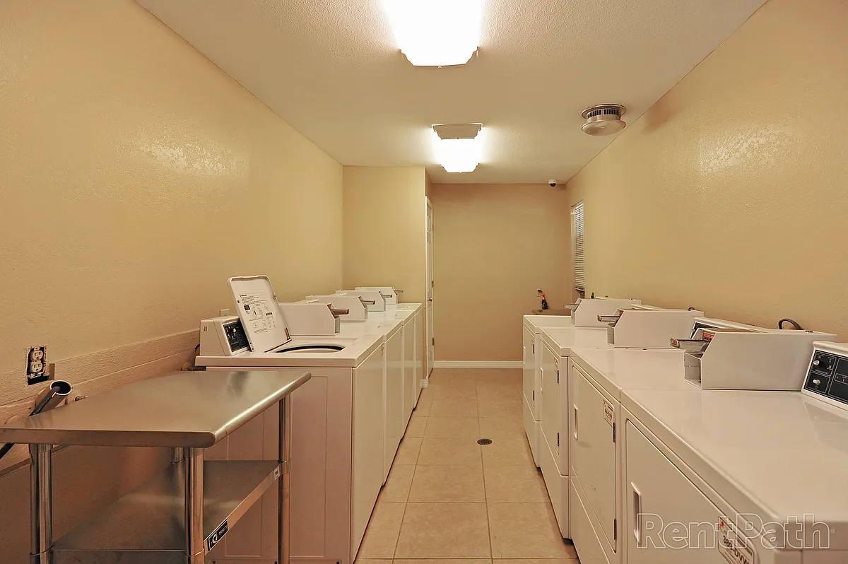 Building Photo - Windwood Apartments