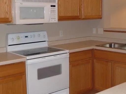 Fantastic 2BR/2.5BA Town Home! — Photo 2