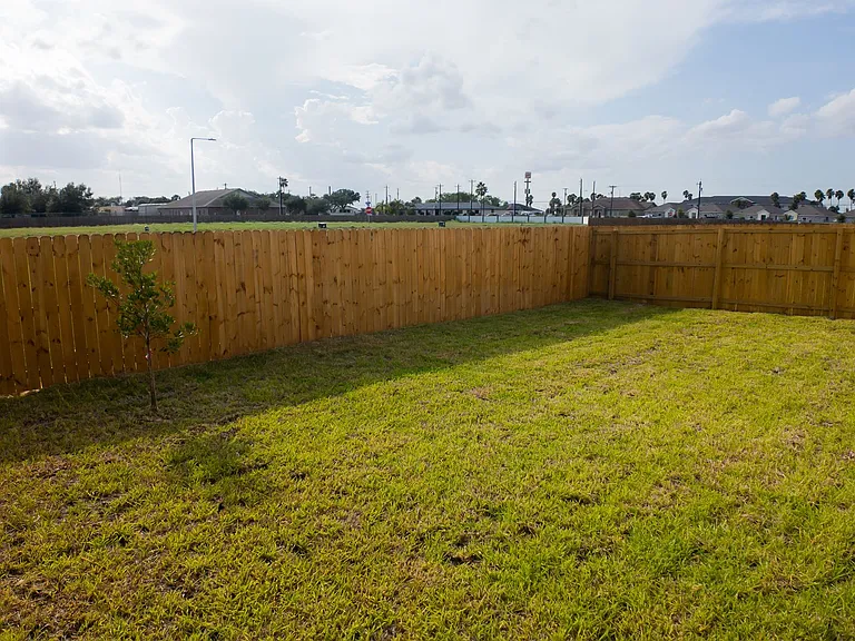 700 Dianne St — Photo 23