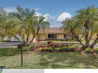 19101 W Oakmont Dr, Hialeah, FL 33015