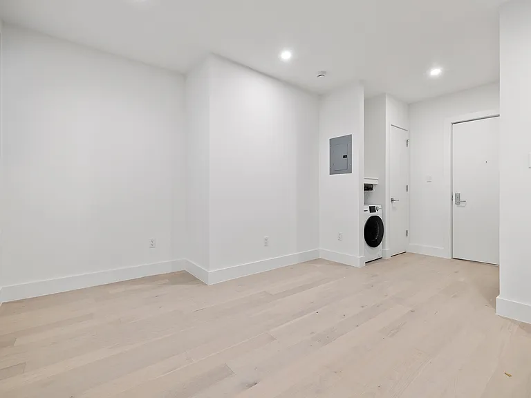 300 W 21st St #37 — Photo 5