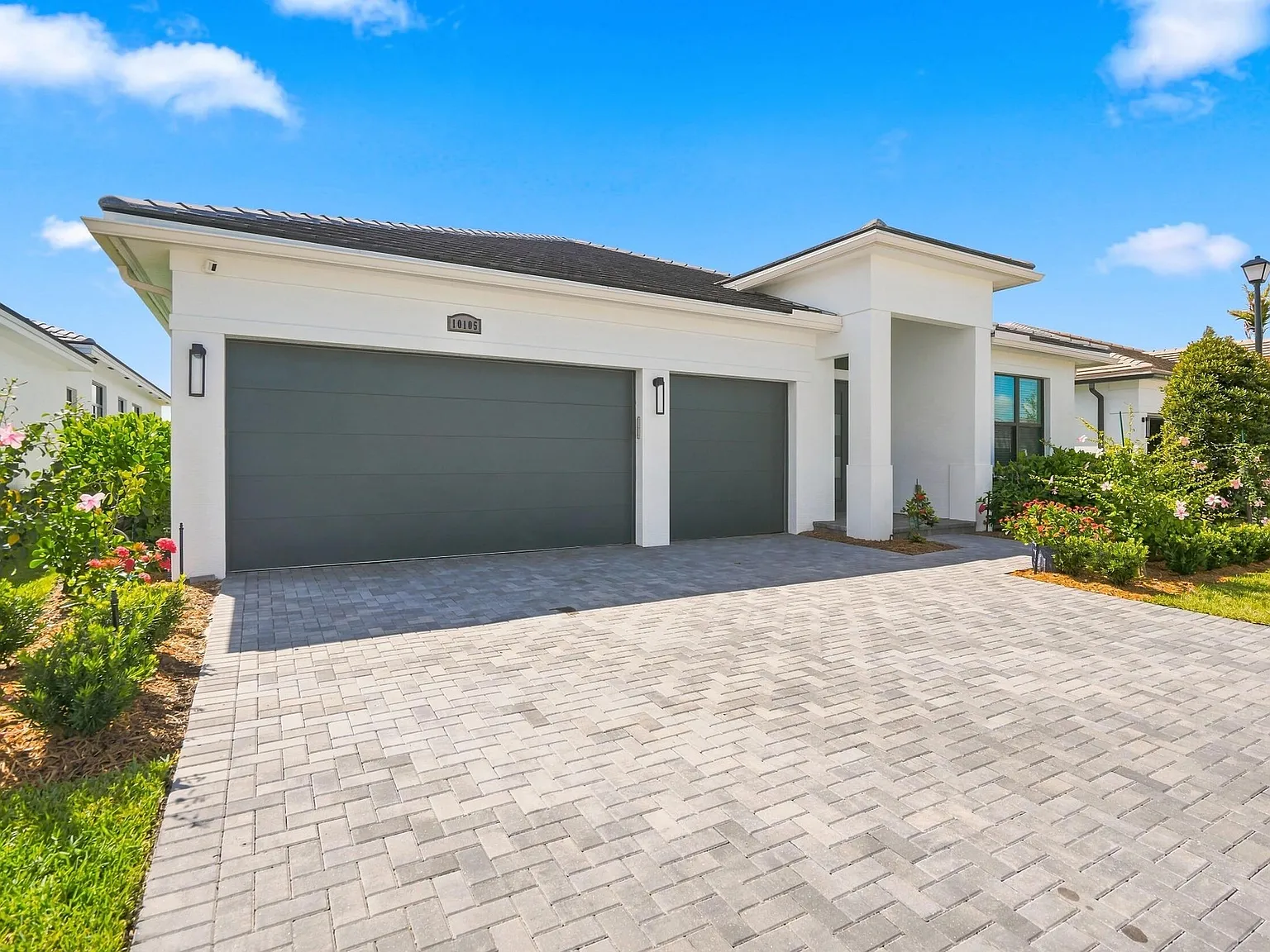 3 bed, 3.0 bath, 2490 sqft, $4,700 — Photo 2