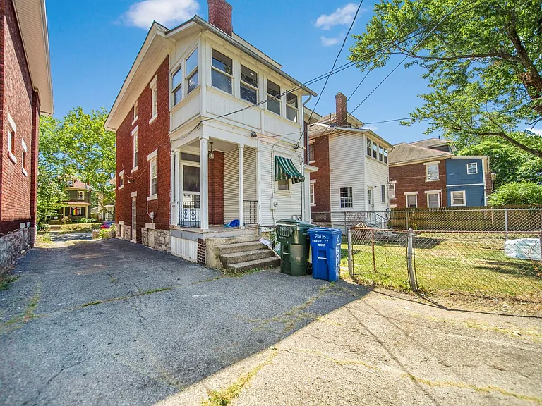2405 Summit St — Photo 48