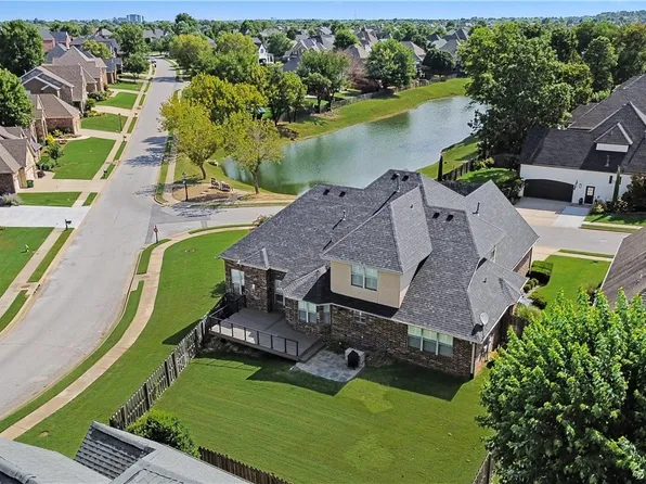 5500 S Lancaster Dr, Rogers, AR 72758