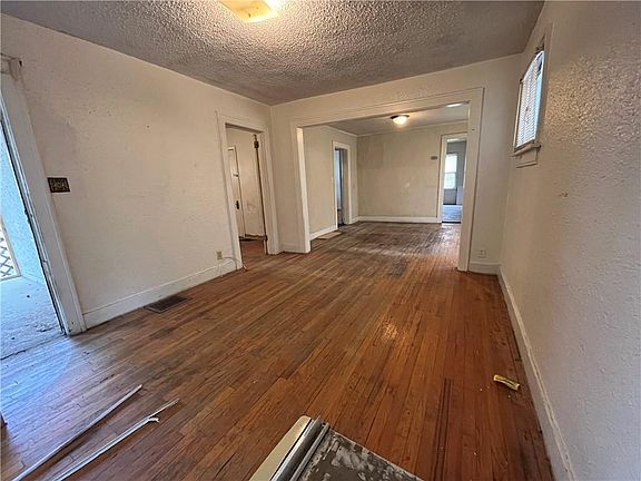 5th image of 2537 Denver Ave