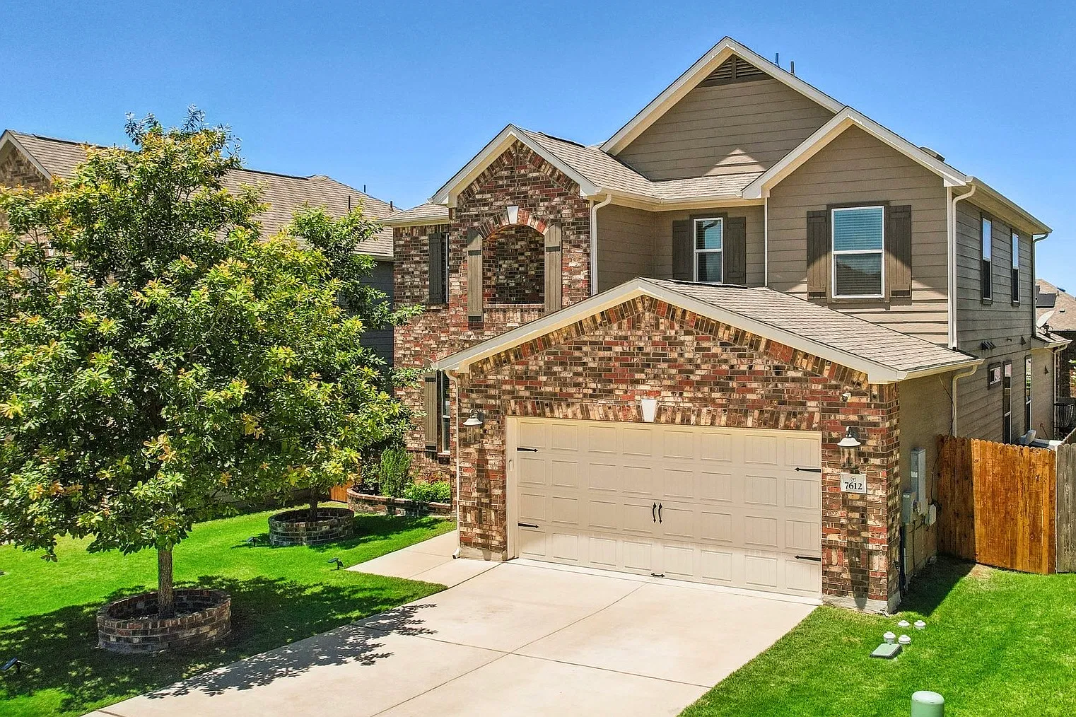 4 bed, 2.5 bath, 2821 sqft, $3,000 — Photo 1