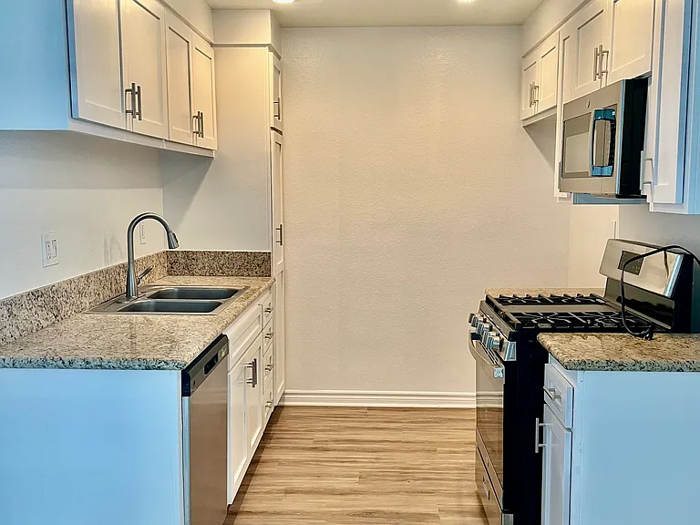 1 bedroom/1 bath - kitchen