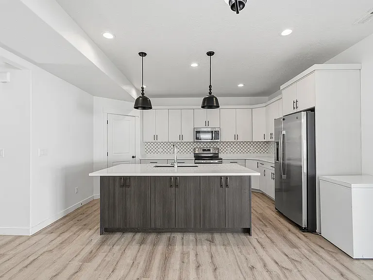 244 N 200 E — Photo 25