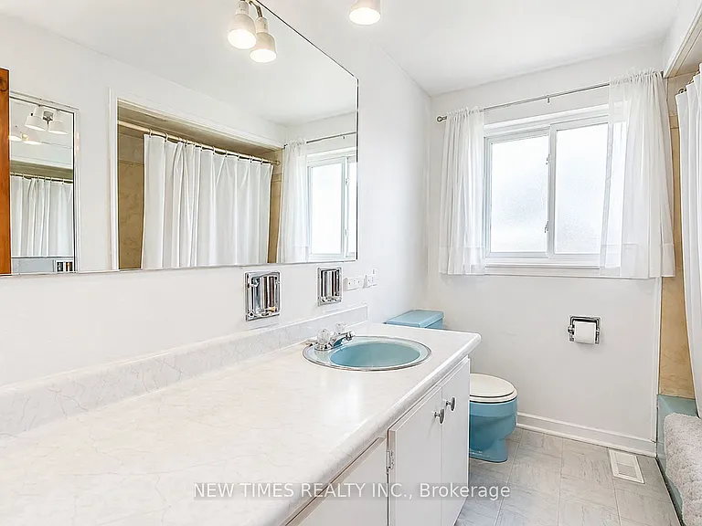 52 Lehar Cres — Photo 11
