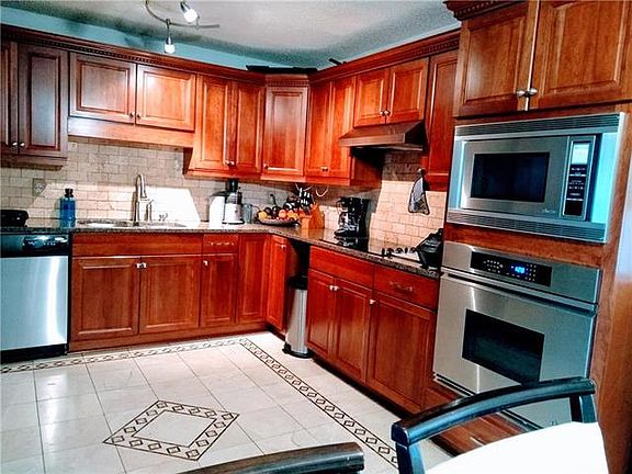 3rd image of 484 Park Dr