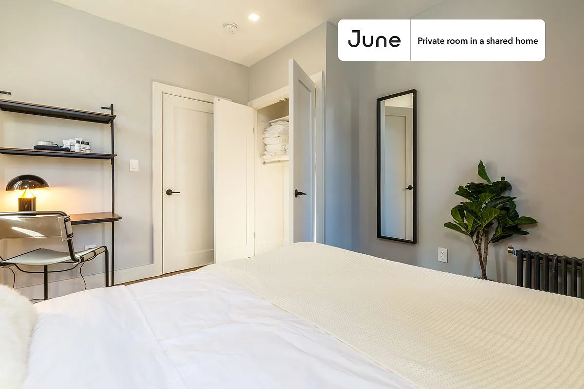 Queen bedroom in 4 bed/2 bath home in Morningside Heights #324 A — Photo 2