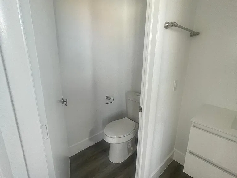 275 SW 4th St #220 — Photo 9