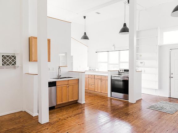 3rd image of 551 Cortlandt St