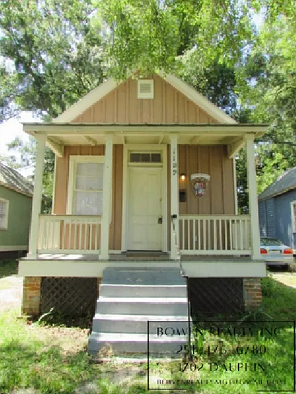 1109 Caroline Ave — Photo 1