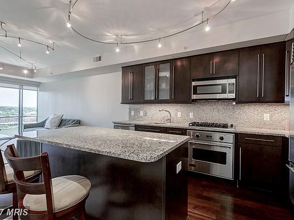 Gourmet kitchen