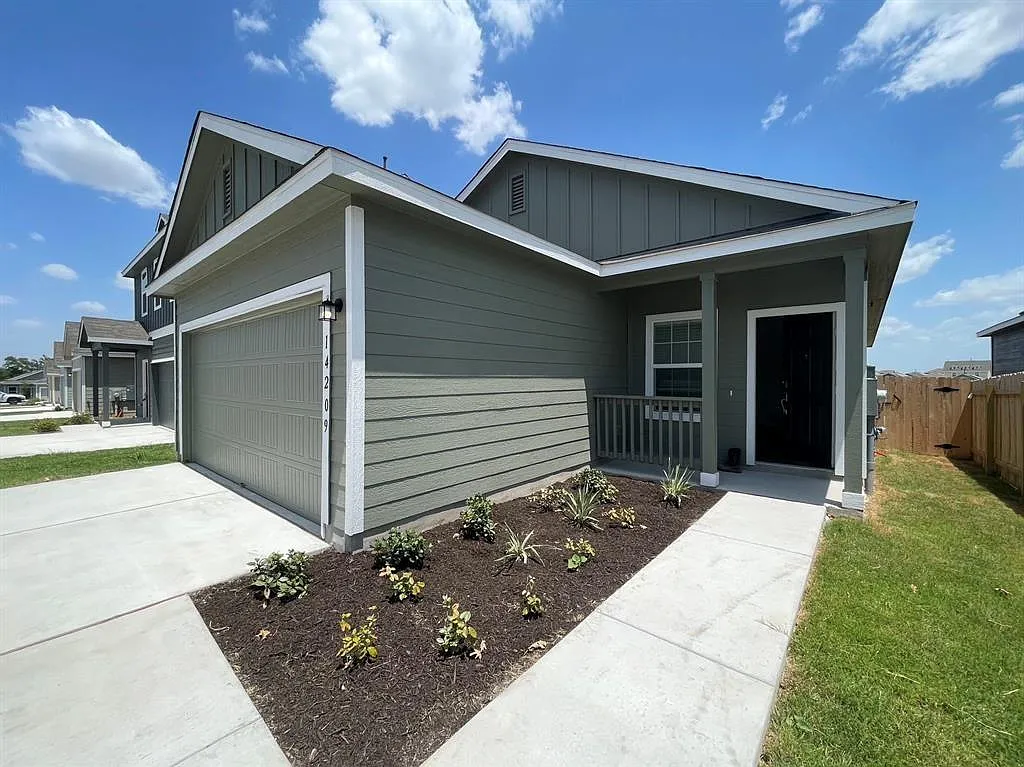 4 bed, 2.0 bath, 1627 sqft, $2,075 — Photo 2