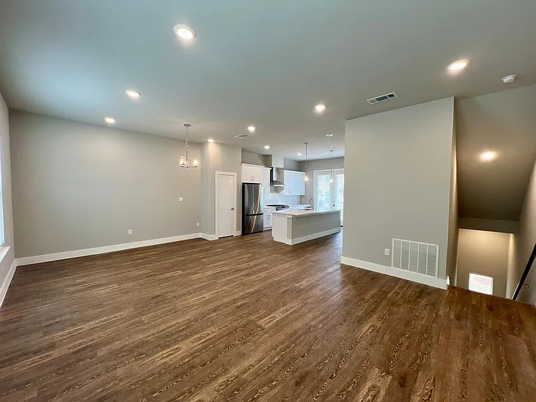 714 N Plano Rd — Photo 12