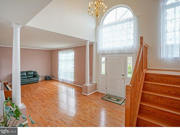 2nd image of 111 Saratoga Ln