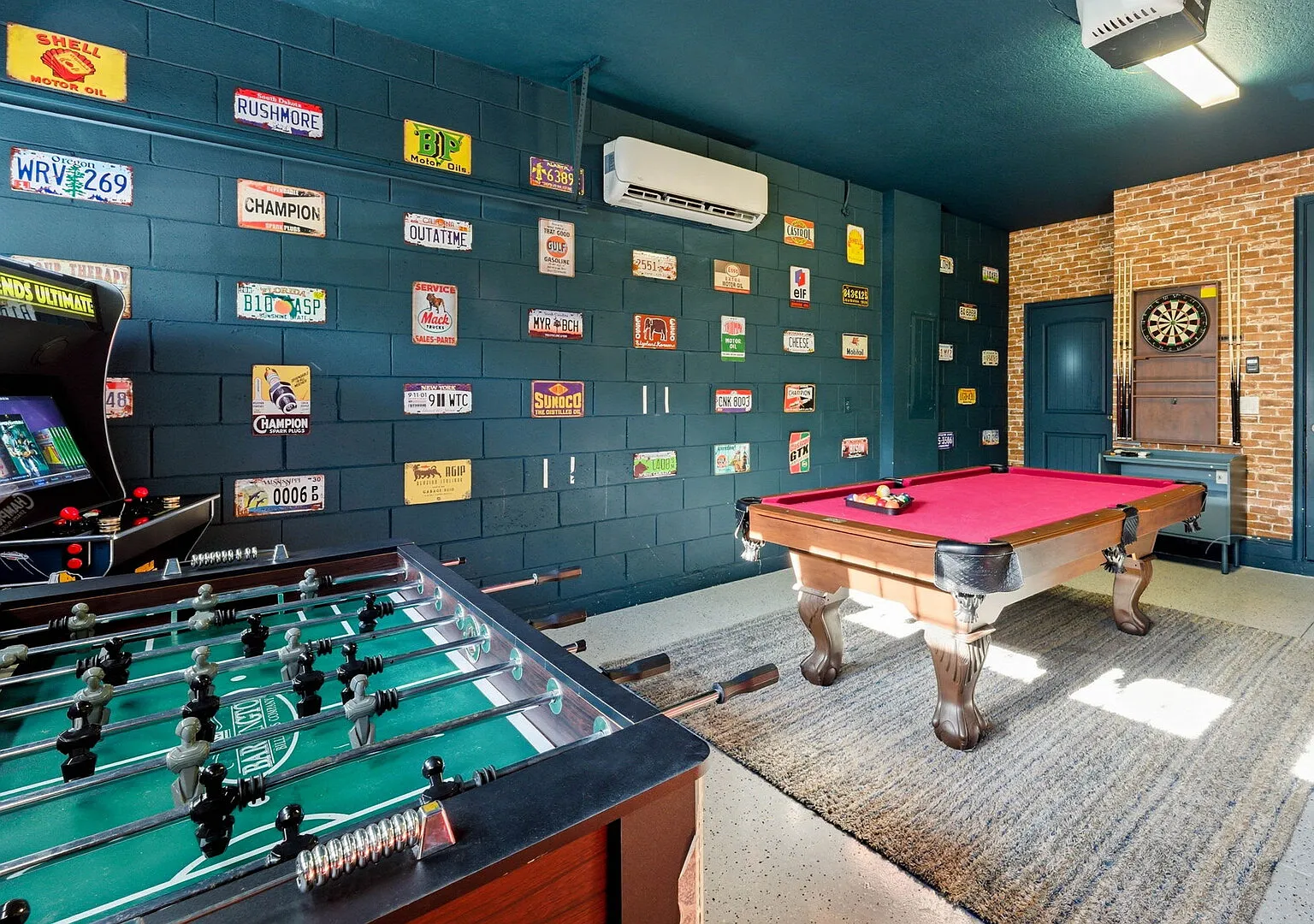 Family 5BR Retreat with Pool and Themed Bedrooms — Photo 3