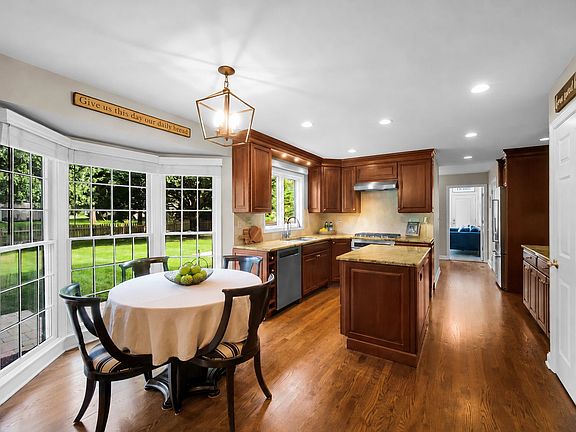 5th image of 2031 Burnham Pl
