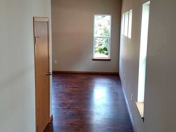 2nd image of 1031 E 48th St