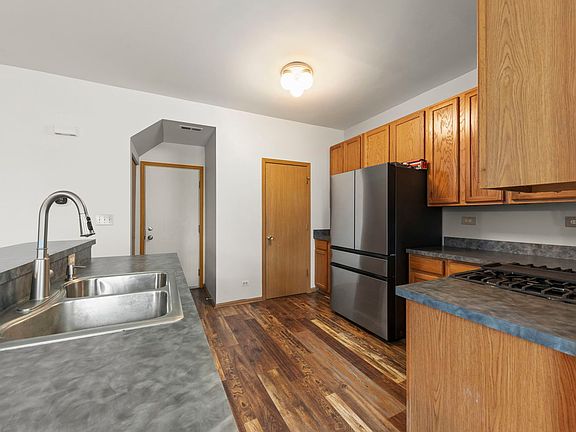 5th image of 570 Springbrook Trl N