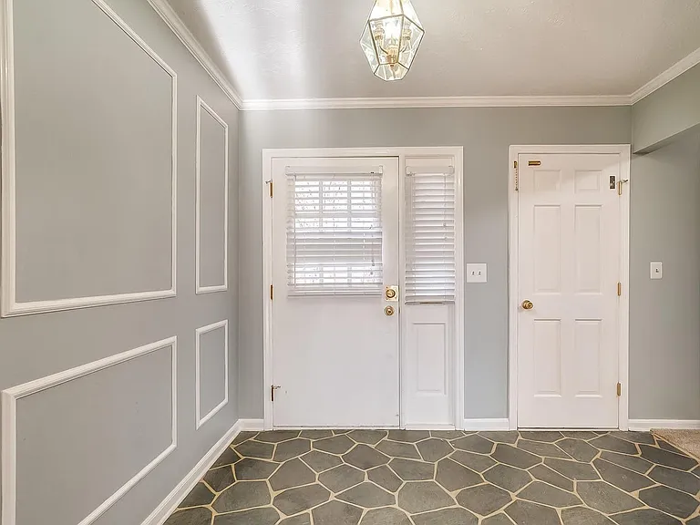 221 Wildwood Pl — Photo 4