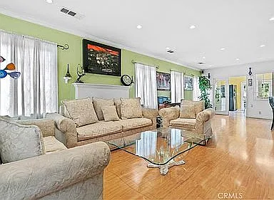 3 bed, $2,000 — Photo 2