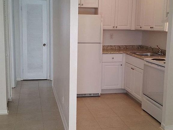 2nd image of 2851 Fillmore St