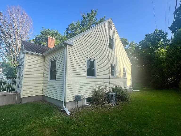 123 E Riverside St — Photo 2