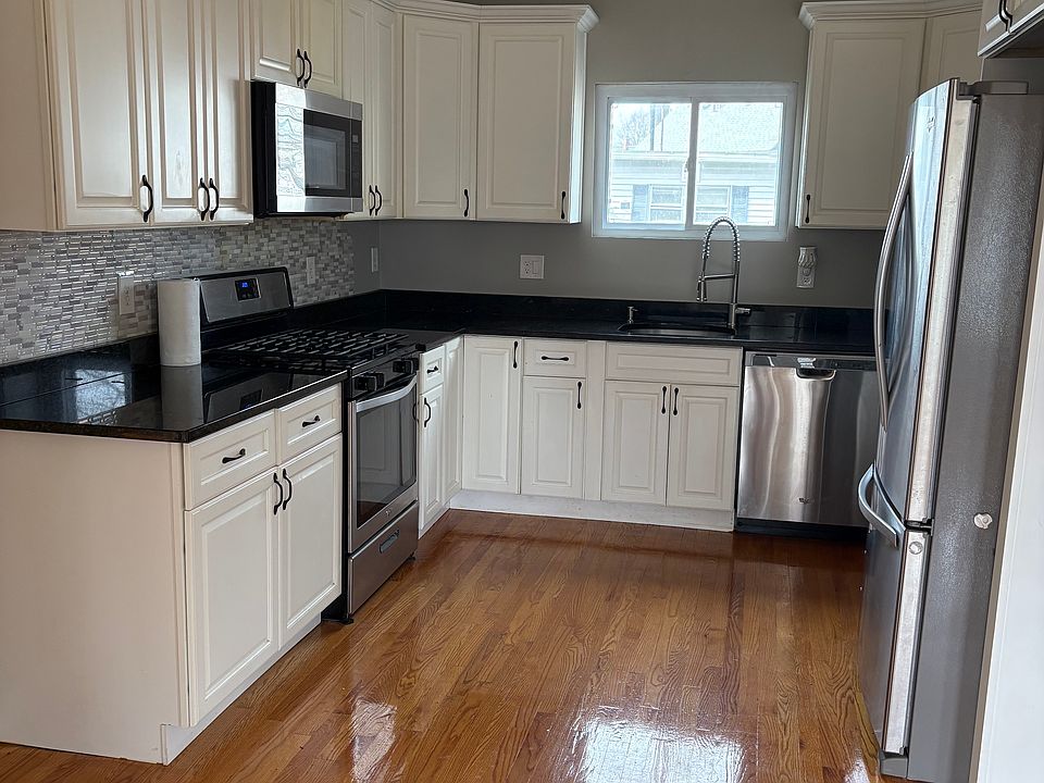 1st image of 18 Upham St Floor 1