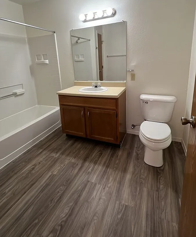 3 bed, 2.0 bath, 1384 sqft, $1,889 — Photo 4
