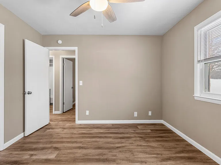305 N Elizabeth St — Photo 9