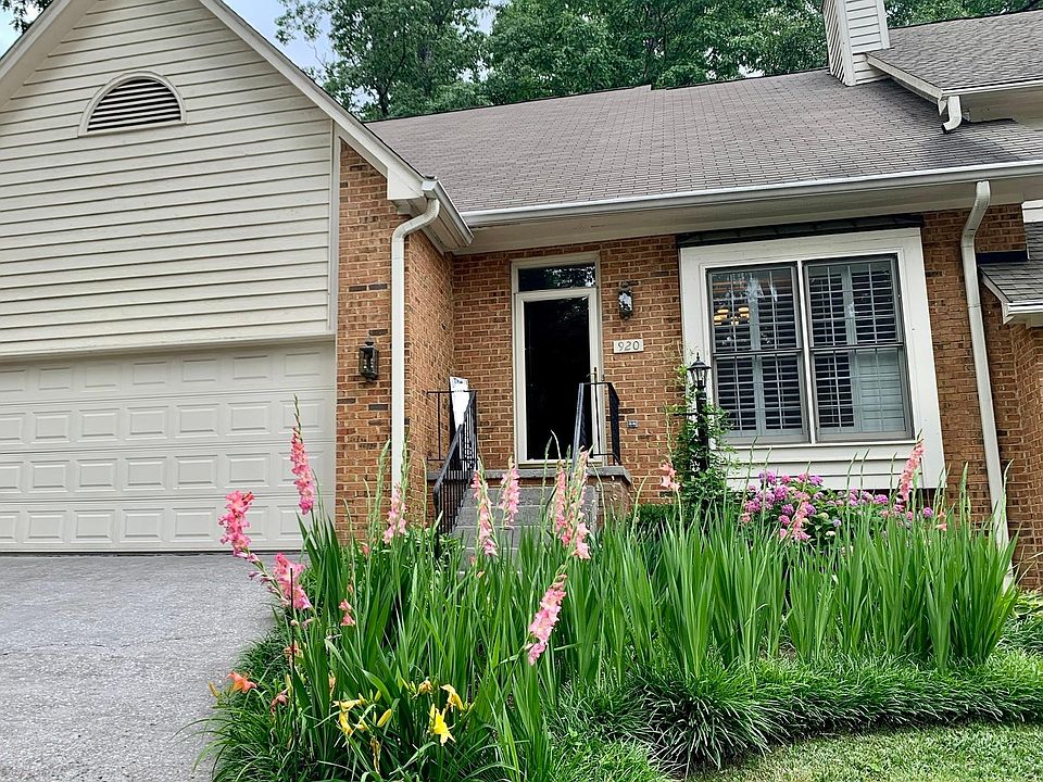 Lovely end-unit with blooming flowers in Spring.