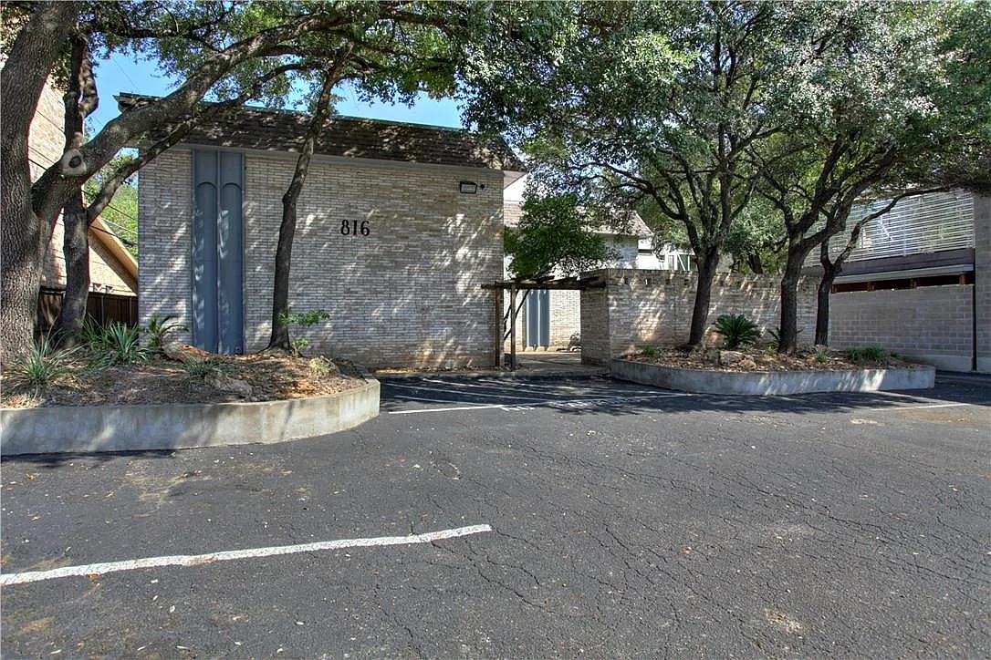 Building Photo - 816 W North Loop Blvd #107