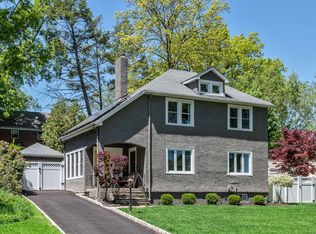 1076 Stasia St, Teaneck, NJ 07666