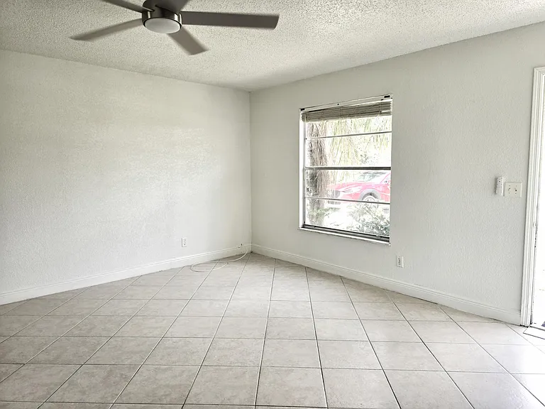 582 NW Sherbrooke Ave — Photo 3