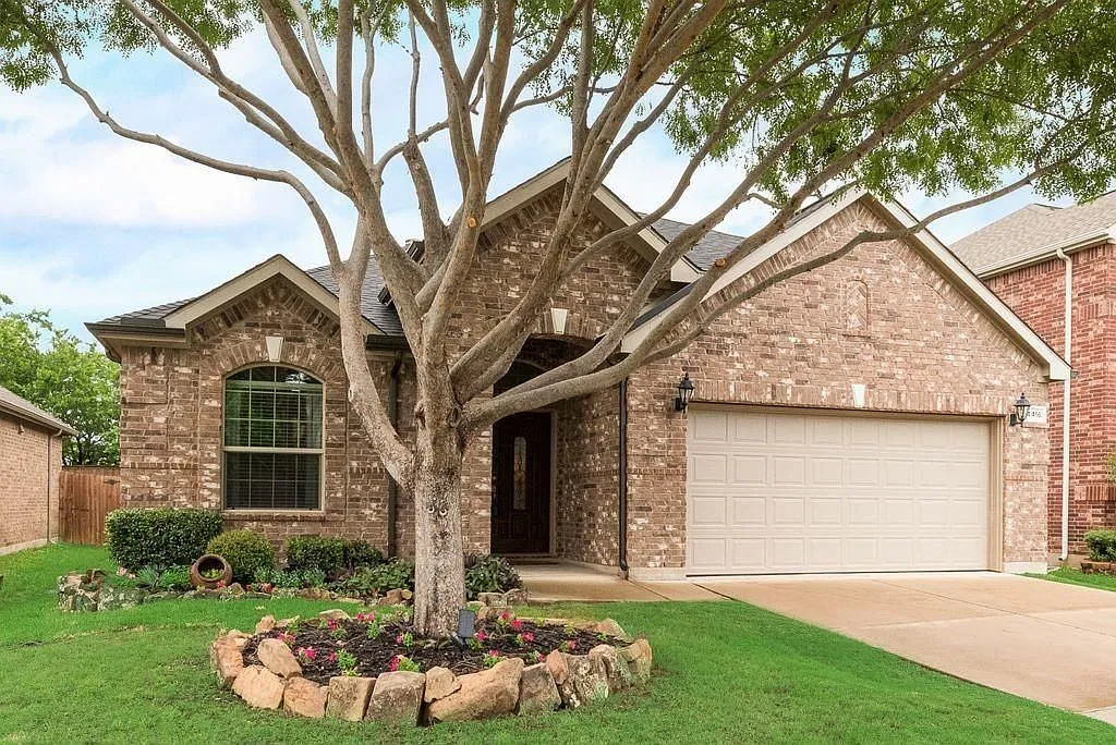 4 bed, 2.0 bath, 2011 sqft, $2,700 — Photo 1