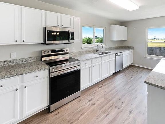 3rd image of 3065 Hill St #11