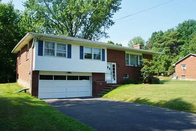 16 Aspinwall Rd — Photo 1